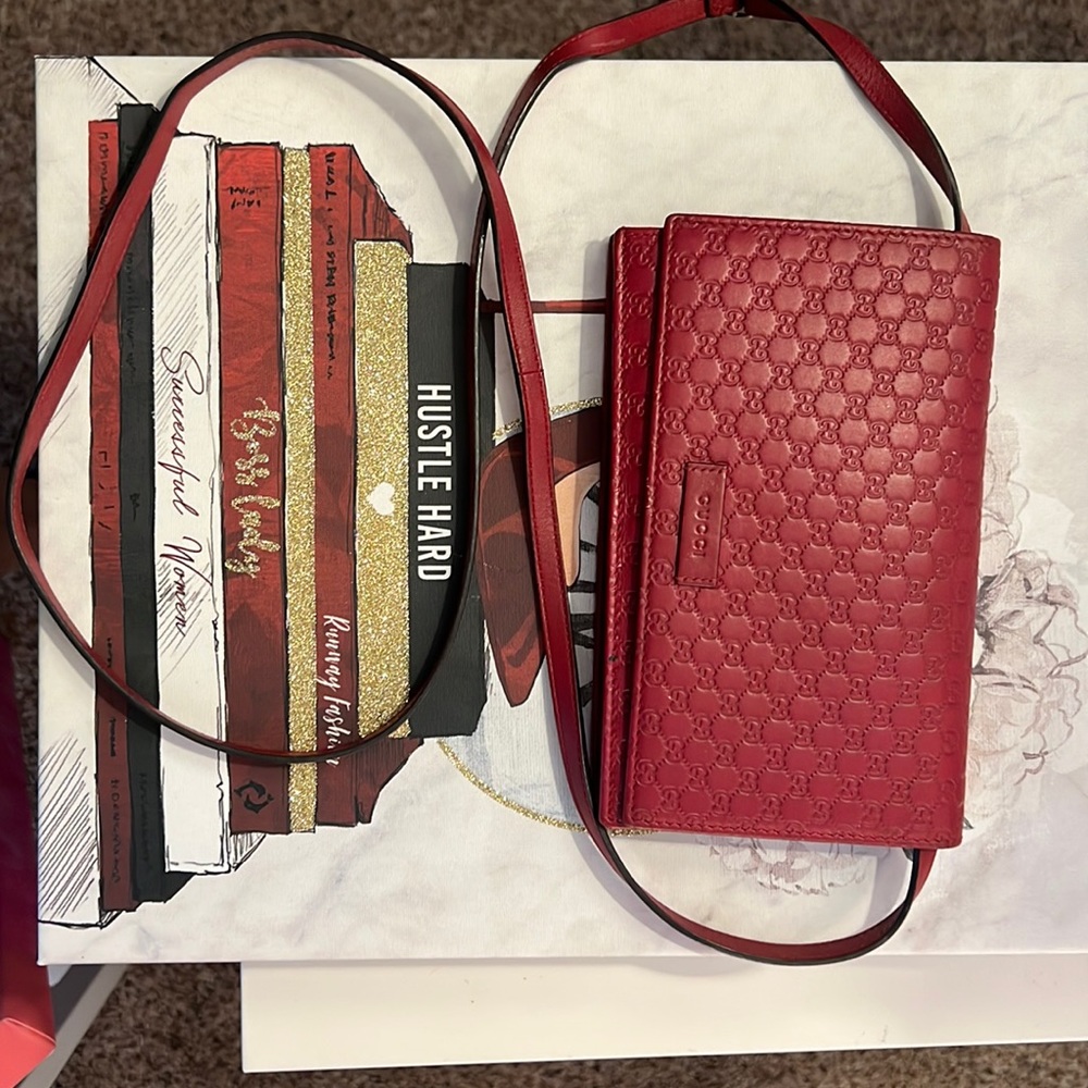 Gucci Wallet Crossbody
MicroGuccissima Red
Verified Authentic
Condition: Used
